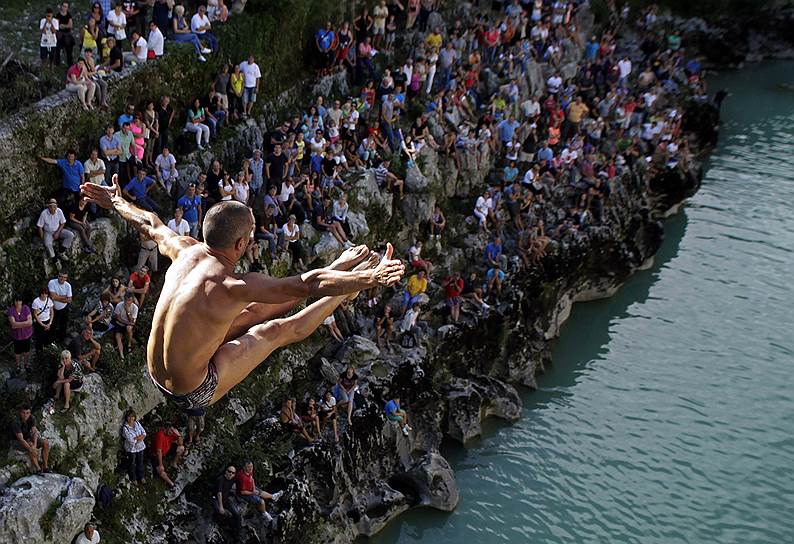 Соревнования по прыжкам в воду с моста в словенском Канале