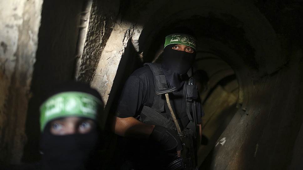 Боевики Хамас в туннеле под Газой