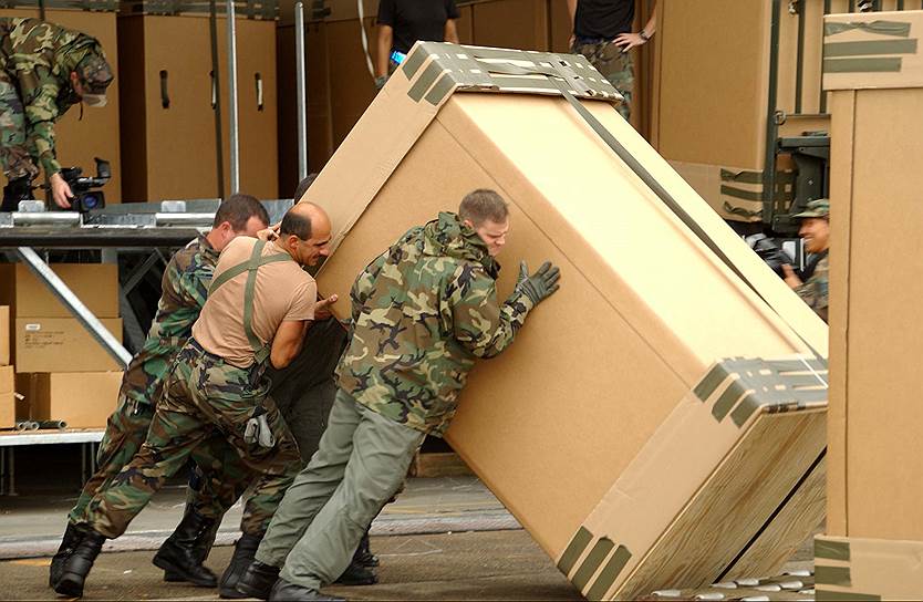 2001 год. Рабочие упаковывают посылки с гуманитарной помощью на военной базе в США