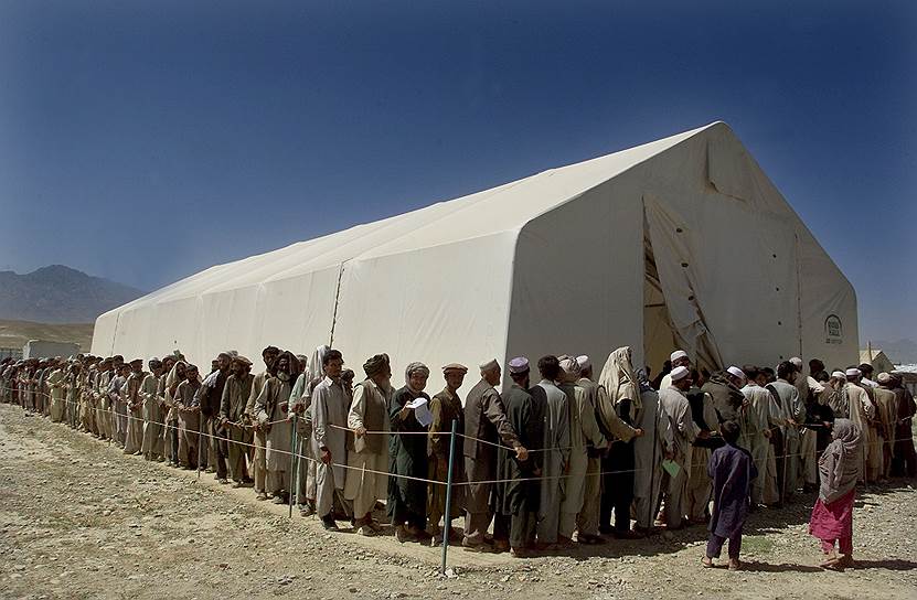 2002 год. Афганские беженцы в очереди за гуманитарной помощью Агентства ООН по делам беженцев