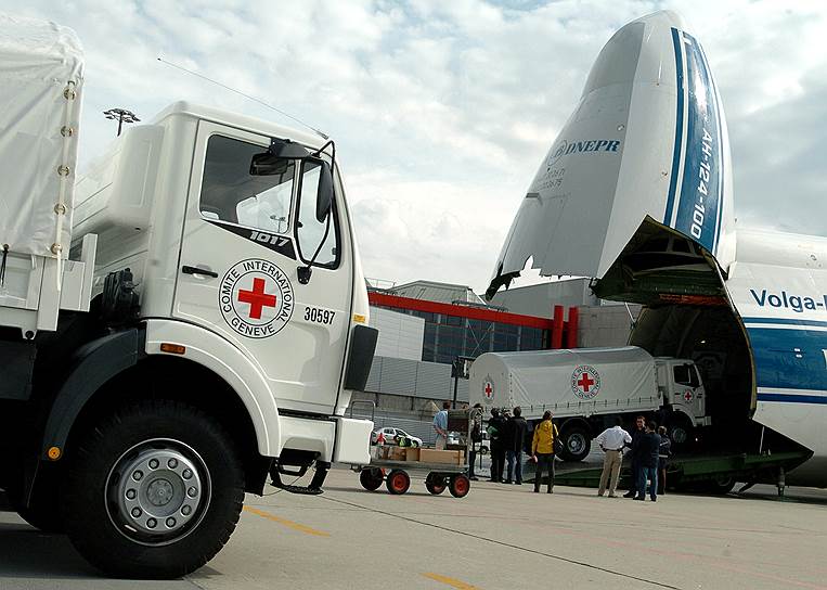 2004 год. Грузовики Красного креста в аэропорту Женевы перед отправкой
