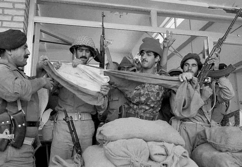 22 сентября 1980 года иракские военнослужащие вторглись в иранскую провинцию Хузестан. По версии Багдада, войну начал Иран — регулярным нарушением иракских границ своими военнослужащими&lt;br>На фото: иракские военные рвут на части иранский флаг