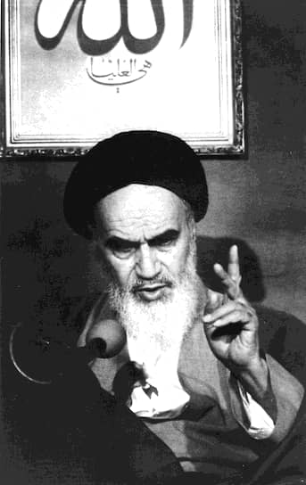 В 1979 году к власти в Иране пришел вернувшийся из парижской ссылки аятолла Рухоллах Хомейни (на фото). Главным лозунгом первых лет его правления была «беспощадная война против Большого Шайтана США». В ноябре 1979 года в посольстве США в Тегеране были захвачены в заложники 66 американцев. Аятолла Хомейни потребовал от Вашингтона вернуть в страну бывшего шаха Ирана Мохаммеда Резу Пехлеви, укрывшегося в США. Белый дом отказался, но вынудил шаха покинуть страну. «Расправившись» таким образом с США, Тегеран начал планировать акции против «исконных врагов» Ирана