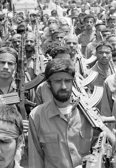 Иранское сопротивление из добровольцев носило название «Басидж». Оно было основано аятоллой осенью 1979 года и являлось частью элитного Корпуса стражей исламской революции. Официально в «Басидж» брали иранцев в возрасте от 18 лет, однако в ирано-иракской войне участвовали и 12-летние дети, и 80-летние старики, иногда даже без оружия