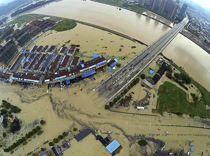 Наводнение в Лишуе, провинция Китая Чжэцзян