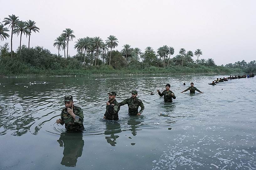 Тренировка шиитских добровольцев, присоединившихся к армии Ирака для борьбы с боевиками «Исламского государства»