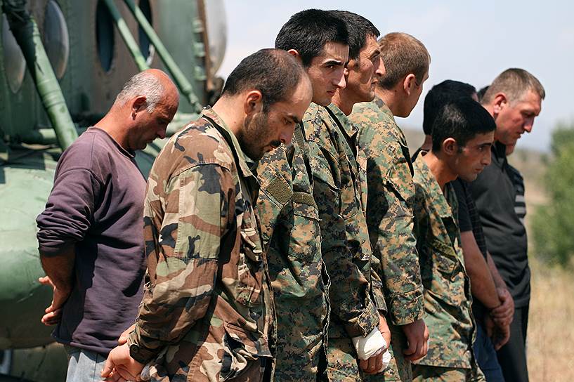 Август 2008. Пленные грузинские военнослужащие на базе российской армии под городом Цхинвал