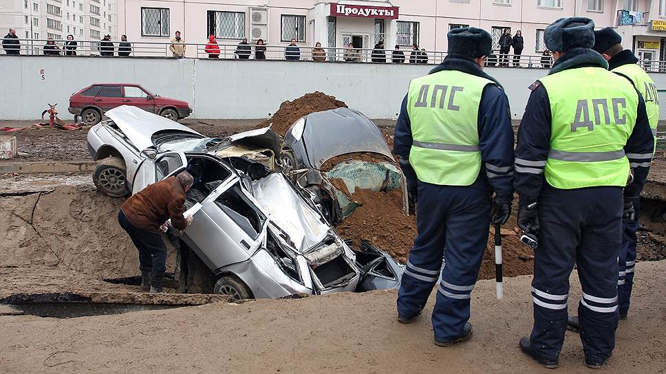 Апрель 2009. Сотрудники милиции на месте провала грунта на юге Москвы