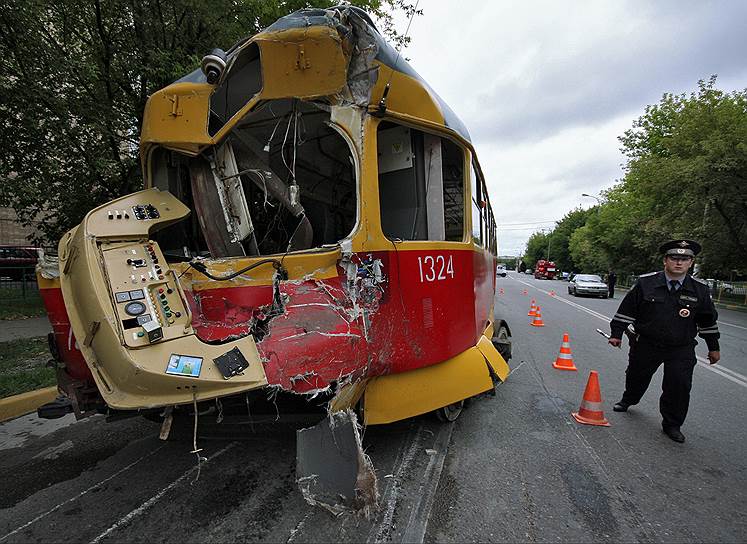 Август 2009. Трамвай после столкновения с цементовозом в Москве