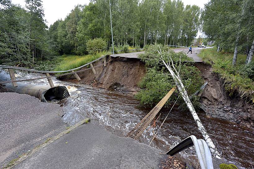 Дорога в шведском Кристинехамне, разрушенная вышедшей из берегов рекой 