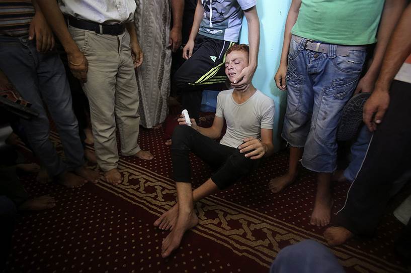 Палестинцы во время похорон трех командиров Хамас в одной из мечетей Рафаха в секторе Газа