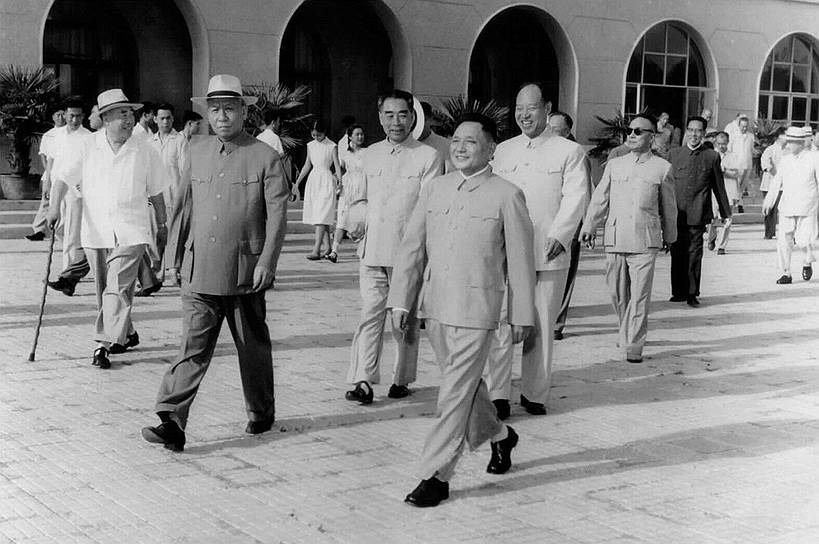 В 1957 году Дэн Сяопин был назначен генеральным секретарем ЦК КПК и сблизился с Лю Шаоци (одним из руководителей КПК). После неудачи политики Большого скачка (экономической кампании, нацеленной на укрепление индустриальной базы и резкий подъем экономики страны и имевшей трагические последствия для китайского народа) Дэн Сяопин и Лю Шаоци усилили свои позиции в КПК. Вместе они начали экономические реформы, целью которых было исправление результатов Большого скачка, и тем самым заработали себе влияние в партии и популярность у населения