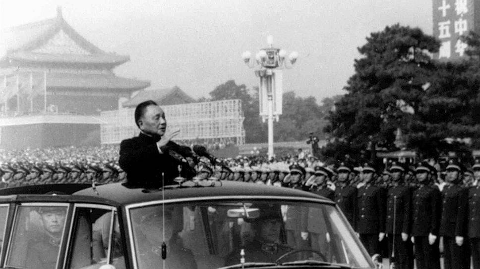 К началу 1980-х годов Дэн Сяопин полностью взял Коммунистическую партию Китая под свой контроль и, став председателем Центрального военного совета ЦК КПК, оказался самым влиятельным человеком в партии. Его возвышение означало, что исторические и идеологические вопросы вокруг личности Мао Цзэдуна могли открыто обсуждаться и задаваться. Сам Дэн Сяопин, публично характеризуя Мао, заявил, что «он был плохим на 3/10, но хорошим на 7/10»