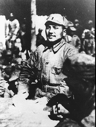 В 1921 году Дэн Сяопин вступил в Коммунистический союз молодежи Китая. А во второй половине 1923 года — в Коммунистическую партию Китая, где стал одним из лидеров европейского отделения Коммунистического союза молодежи Китая. Позднее, в 1926 году, Дэн Сяопин учился в Университете трудящихся Востока им. Иосифа Сталина в Москве и вернулся в Китай в сентябре того же года
