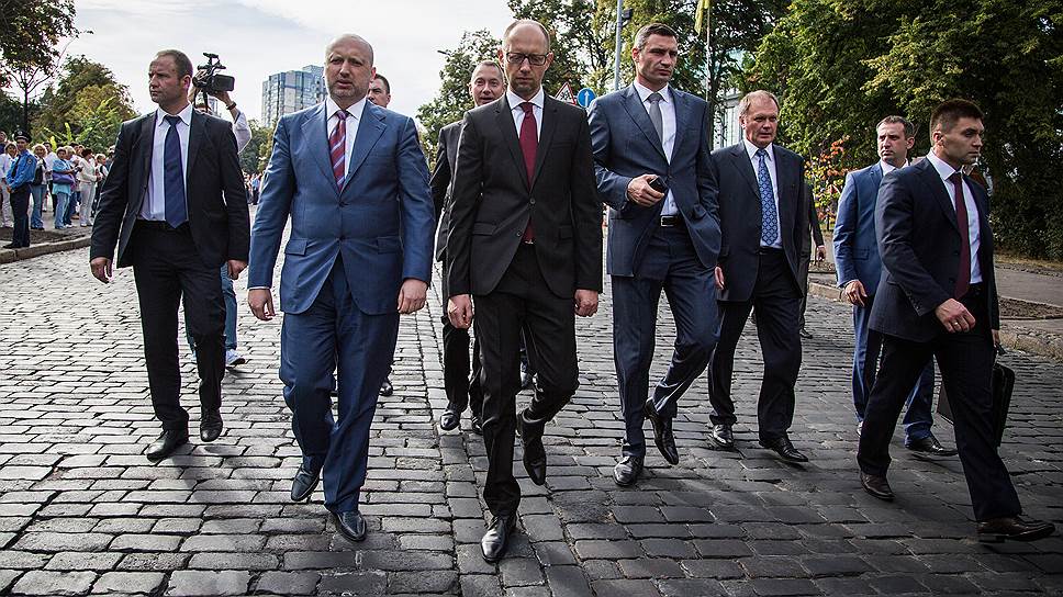 На первом плане: спикер Рады Александр Турчинов, премьер Украины Арсений Яценюк и мэр Киева Виталий Кличко
