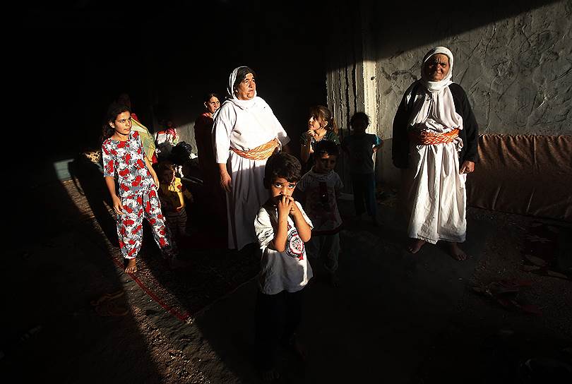 Беженцы-езиды, живущие в заброшенном здании около иракского города Дахук
