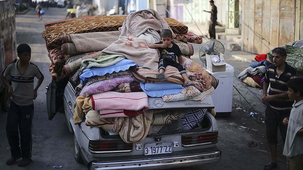 Автомобиль, загруженный вещами, которые удалось спасти из разрушенного дома в Рафахе, сектор Газа