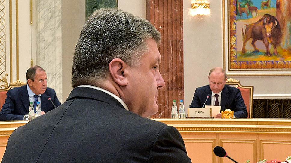 Слева направо: министр иностанных дел России Сергей Лавров, президент Украины Петр Порошенко, президент России Владимир Путин во время встречи во Дворце Независимости.