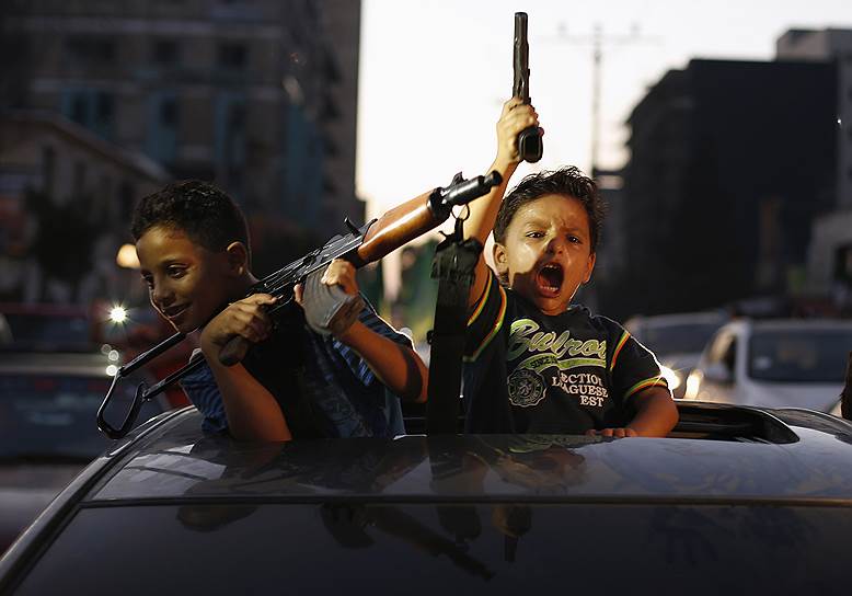 Палестинские дети во время празднования перемирия, заключенного между Израилем и Хамас, в Газе