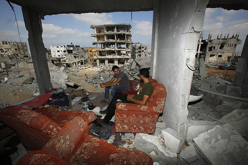 Палестинцы на руинах своего дома в Газе