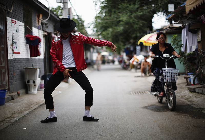 Чжан Гуаньхой, изображающий Майкла Джексона, танцует возле своего дома в Пекине