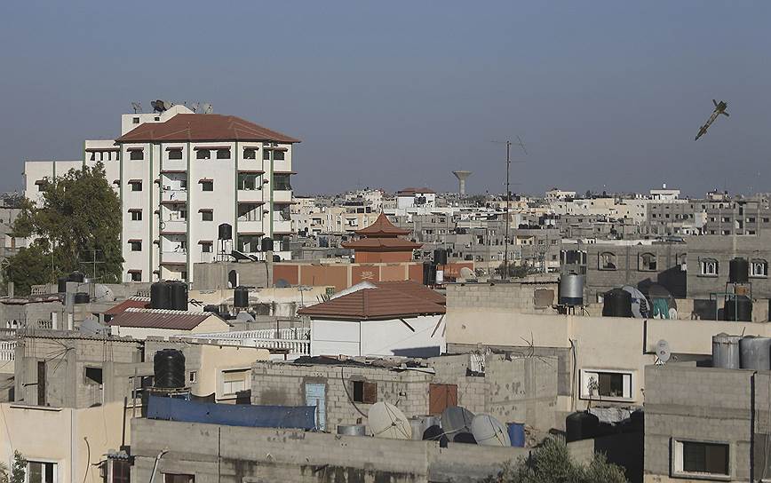 Израильская ракета летит в дом одного из лидеров палестинских джихадистов Нафеза Аззама в Рафахе