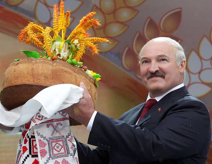 «Я обещаю, что к Новому году у каждого белоруса на столе будут нормальные человеческие яйца»&lt;br>
За время нахождения Александра Лукашенко на посту президента ВВП в сопоставимых ценах показывал рост по итогам всех 25 лет, кроме 1995, 2015 и 2016 годов. Противники Лукашенко списывали экономические успехи на то, что часть роста была обеспечена реэкспортом российской нефти