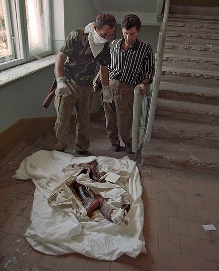 14-19 июня 1995 года группа чеченских боевиков численностью 195 человек во главе с полевым командиром Шамилем Басаевым совершила атаку на Буденновск с последующим захватом больницы и заложников — 1600 жителей города. Требованиями террористов были завершение военных действий в Чечне и начало переговоров российских властей с режимом Джохара Дудаева. 17 июня в ходе штурма спецназом был освобожден 61 заложник. После переговоров 19 июня боевики освободили оставшихся заложников, российские власти согласились на прекращение военной операции в Чечне, а террористам позволили вернуться в Чечню. В результате теракта погибли 129 человек, 415 человек были ранены