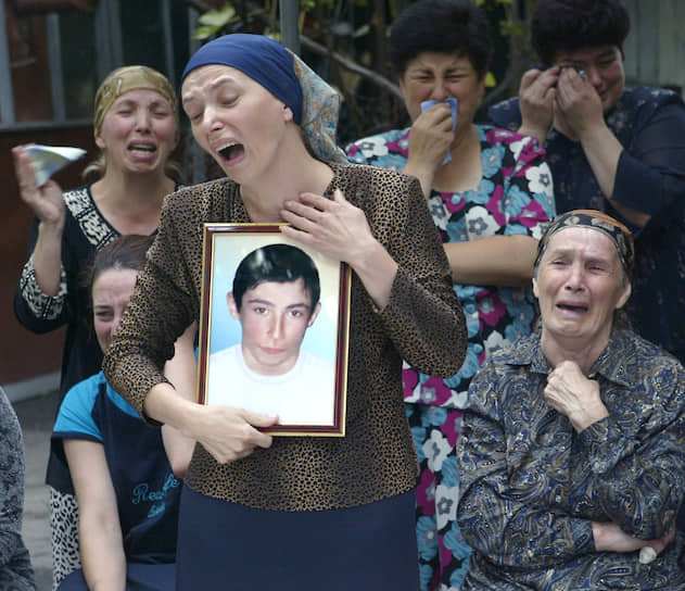 Похороны погибших при теракте начались пятого сентября. В это же время во Владикавказе начались митинги с требованием отставки президента Северной Осетии Александра Дзасохова 