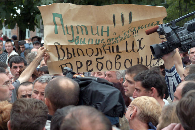 По словам выживших заложников, после того, как террористы поняли, что их требования не будут удовлетворены, они стали обращаться с заложниками хуже: лишили их воды, не разрешали ходить в туалет. За стенами школы все это время не прекращался митинг, на котором родственники заложников требовали действий властей. Владимир Путин приехал в Беслан на следующий день после штурма, 4 сентября