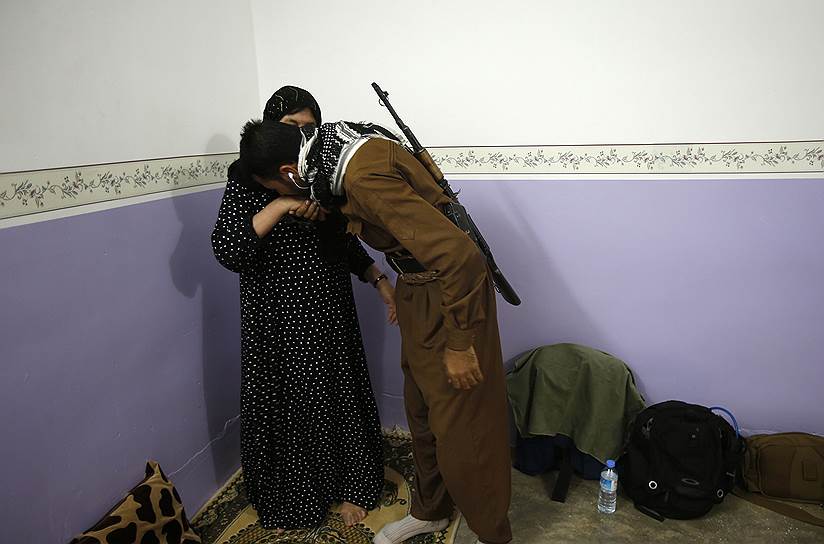 Мать прощается с сыном, членом курдской пешмерги, идущим на войну с Исламским государством, Туз-Хурмату, Ирак