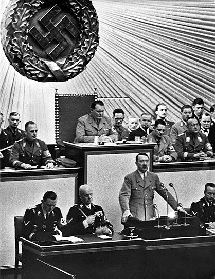 С приходом Адольфа Гитлера (на фото за трибуной) к власти в 1933 году Германия начала активно перевооружаться и готовиться к войне. 12 марта 1938 года она аннексировала Австрию, 29 сентября Чехословакия по Мюнхенскому договору уступила ей Судетскую область, а в марте 1939 года Германия оккупировала страну полностью