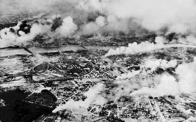 Бои за Варшаву продолжались до 28 сентября. За это время на город было сброшено 5818 тонн бомб. Было принято решение о капитуляции. Польское правительство укрылось в Румынии