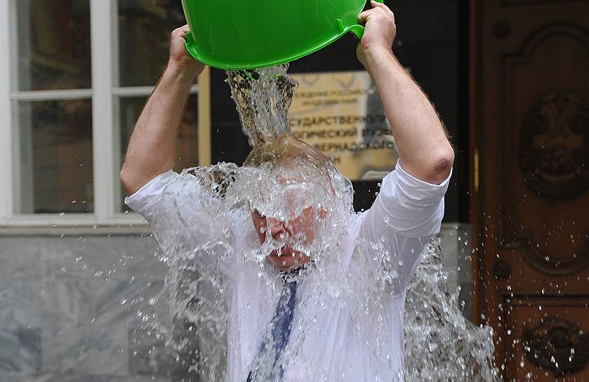 Лидер партии «Справедливая Россия» Сергей Миронов облился ледяной водой в рамках всемирного флешмоба «Ice Bucket Challenge»