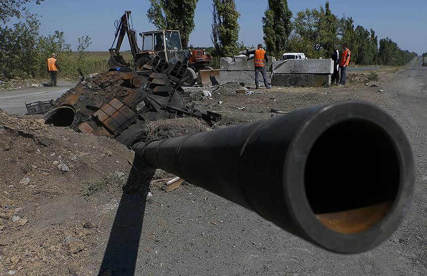 Уничтоженный повстанцами украинский танк на окраине Оленовки в Донецкой области