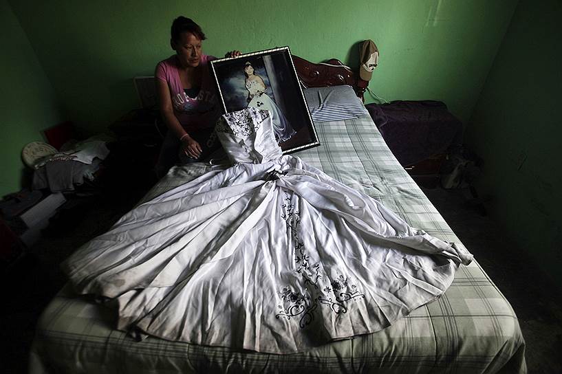 Жительница мексиканского Сьюдад-Хуареса Лус Елена Мунос показывает фотографию своей дочери, пропавшей в 2011 году