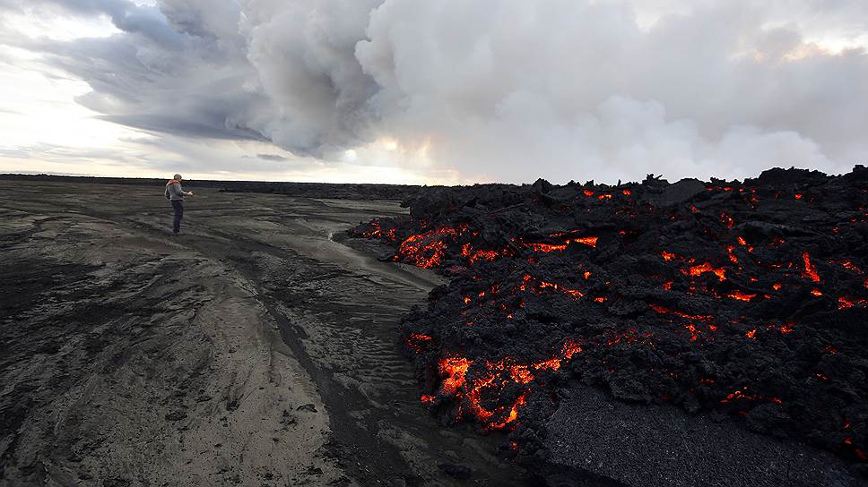 Лава, извергающаяся из подледного вулкана Бардарбунга в Исландии