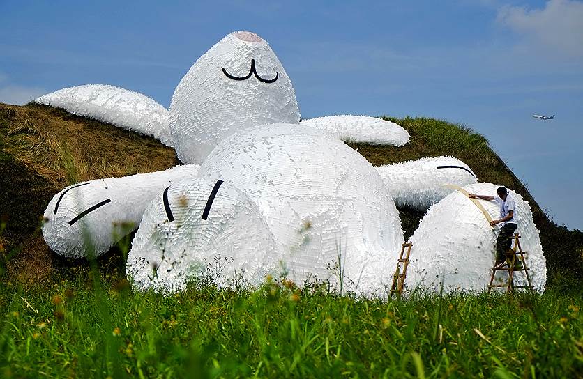 Новый проект голландского художника Флорентина Хоффмана — 25-метровый белый кролик, лежащий на старом авиационном ангаре в провинции Таоюань, Тайвань