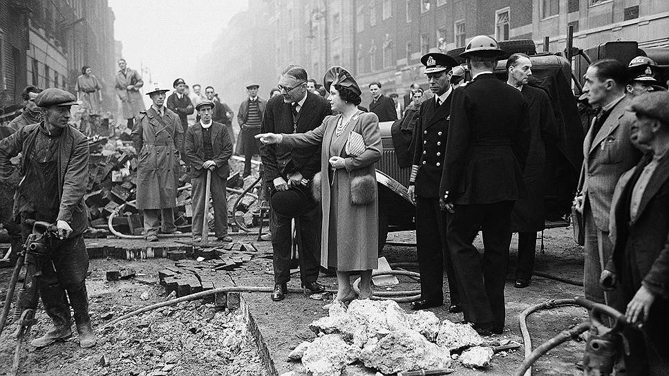1940 год. Английское правительство объявило государственную компенсацию владельцам домов, разрушенных немецкой авиацией — 2 тыс. фунтов за каждый дом&lt;br> На фото: королева Великобритании Елизавета (в центре)