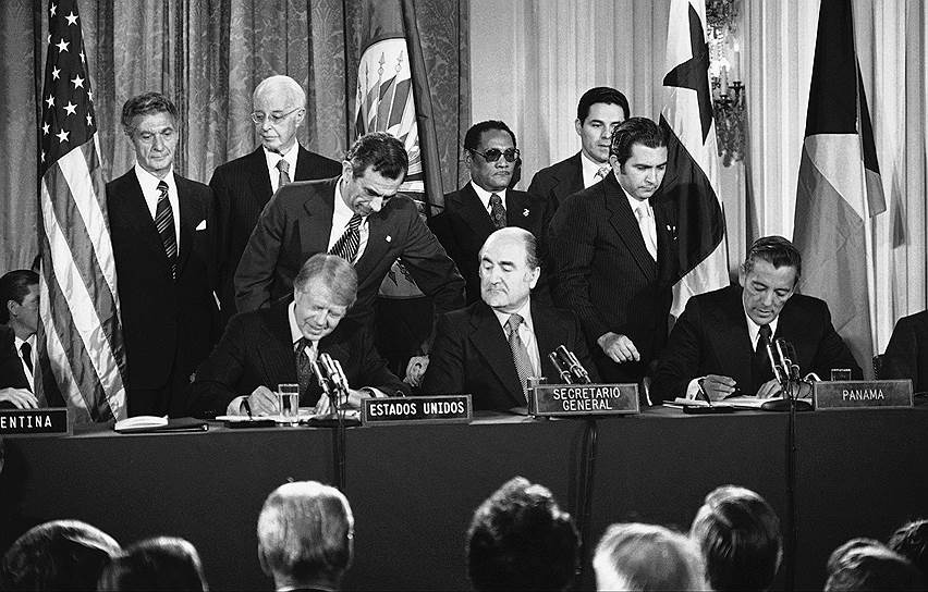 1977 год. Президент США Джимми Картер (в первом ряду слева) и президент Панамы Омар Торрихос (первый справа) подписали договоры «О Панамском канале» и «О постоянном нейтралитете Панамского канала и его управлении»