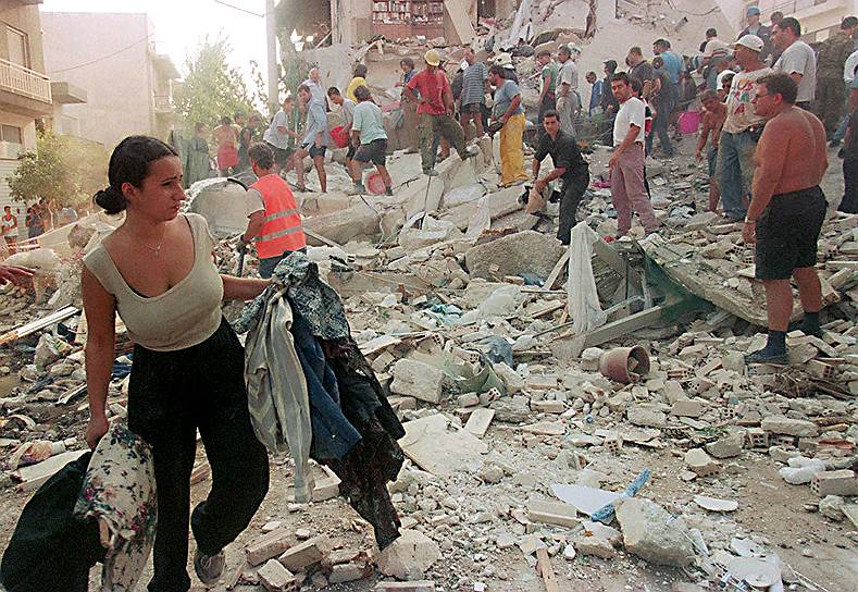 1999 год. В Афинах, Греция, произошло землетрясение магнитудой 5,9, в результате которого погибли 149 человек, еще более 500 получили ранения