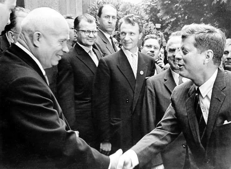 Карибский кризис 1962 года едва не привел мир к ядерной войне. Причиной обострения отношений между СССР и США стала тайная переброска и размещение на Кубе советских ракет, техники, вооружения и военных частей, что напрямую угрожало интересам Штатов и их безопасности&lt;br>На фото: генсек ЦК КПСС Никита Хрущев (слева) и президент США Джон Кеннеди (справа)