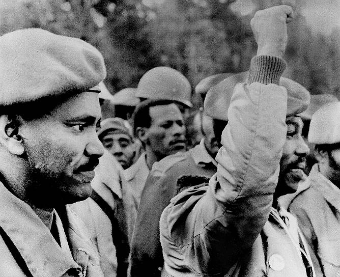 В начале 1974 года Эфиопия забастовала. Голод в провинциях Уолло и Тыграй, унесший жизни сотен тысяч человек, рост цен на бензин и продукты питания (которые устанавливал не рынок, а правительство), проект школьной реформы, который заставил взбунтоваться учителей,— все было против императора. Он пытался идти на уступки: сменил правительство, издал указ о снижении цен, даже повысил жалованье военнослужащим. Но было поздно. Военные стали наиболее грозной силой. Они образовали дэрг-комитет, во главе которого встал тогда еще мало кому известный майор Менгисту Хайле Мариам (на фото справа)