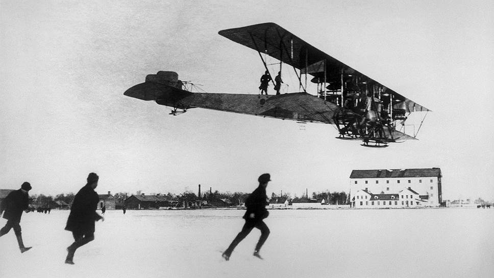 Начало многомоторной авиации положили сконструированные Сикорским в 1912—1914 годах самолеты «Гранд» и «Илья Муромец» (на фото), который стал первым в мире пассажирским самолетом, оснащенным отдельным от кабины комфортабельным салоном, спальными комнатами и даже ванной с туалетом 