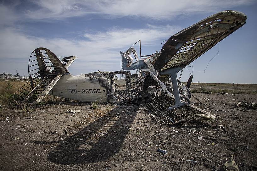 Самолет на территории разрушенного аэропорта в Луганске