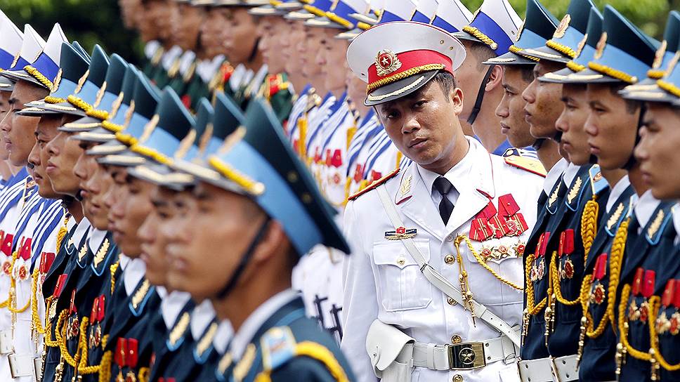 Капитан почетной гвардии Вьетнама проверяет построение перед визитом президента Индии в Ханой