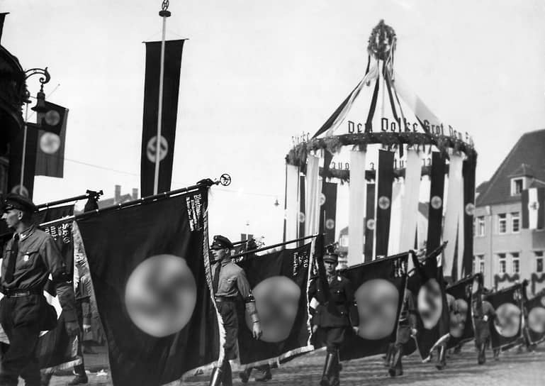 1935 год. На партийном съезде Национал-социалистической немецкой рабочей партии (НСДАП) в Нюрнберге среди других «Нюрнбергских законов» был принят «Закон о государственном флаге», которым было установлено: государственным и национальным флагом является флаг со свастикой. Он также стал торговым флагом