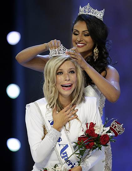 Нина Давулури, победительница прошлогоднего конкурса «Мисс Америка» коронует новую «Мисс Америка» Киру Казанцеву на сцене в Атлантик-Сити, США