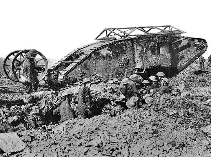 1916 год. Применение танков в боевых действиях в Первой мировой войне. Англичане на реке Сомме бросили против немцев 49 танков модели Mk.1