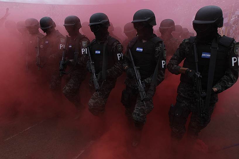 Сотрудники военной полиции Гондураса во время парада, посвященного Дню независимости страны, в Тегусигальпе